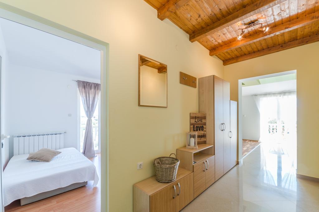 Crowonder Sun&Fun Holiday House With Large Swimming Pool, Playroom And Garden Bibinje Exterior photo