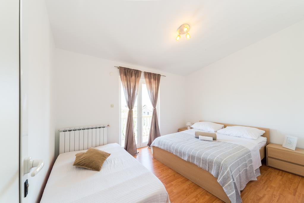 Crowonder Sun&Fun Holiday House With Large Swimming Pool, Playroom And Garden Bibinje Exterior photo