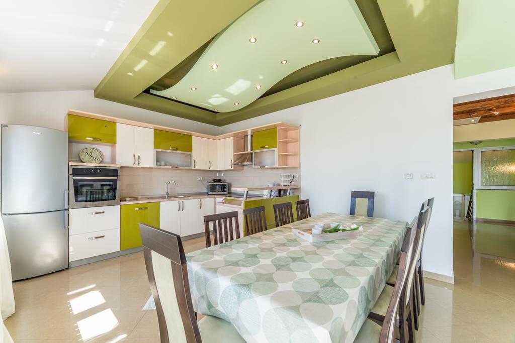 Crowonder Sun&Fun Holiday House With Large Swimming Pool, Playroom And Garden Bibinje Exterior photo