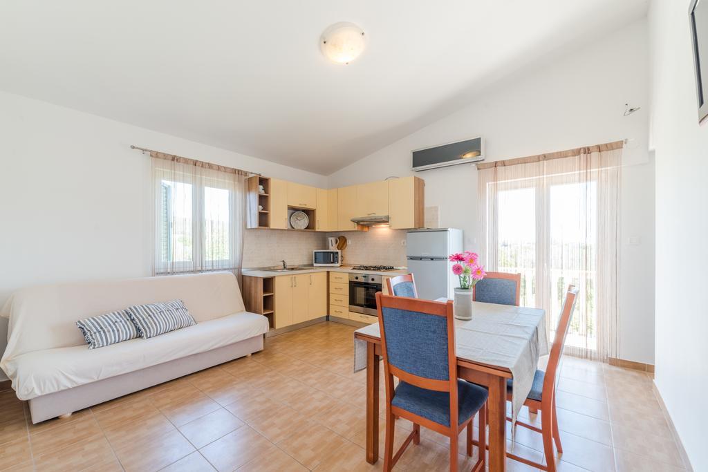 Crowonder Sun&Fun Holiday House With Large Swimming Pool, Playroom And Garden Bibinje Exterior photo