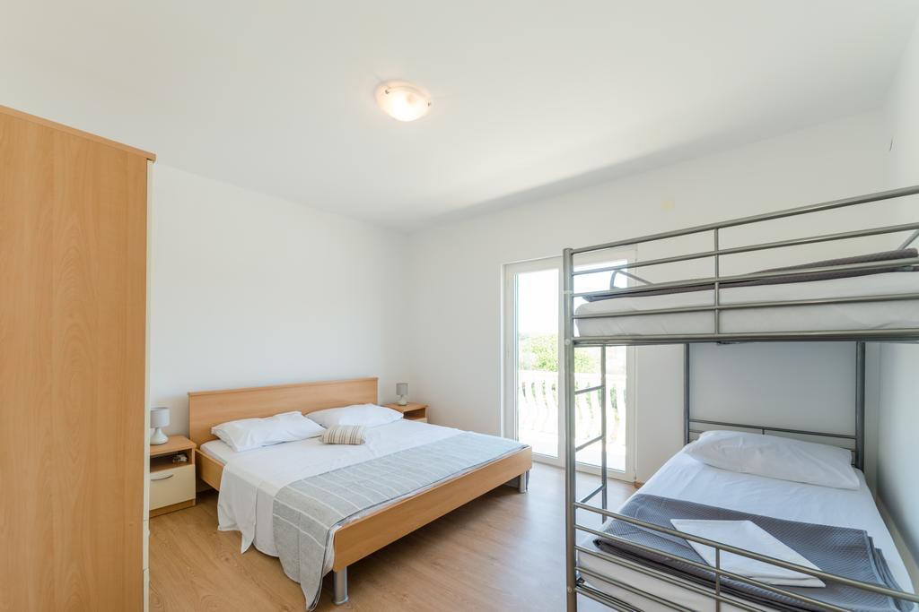 Crowonder Sun&Fun Holiday House With Large Swimming Pool, Playroom And Garden Bibinje Exterior photo