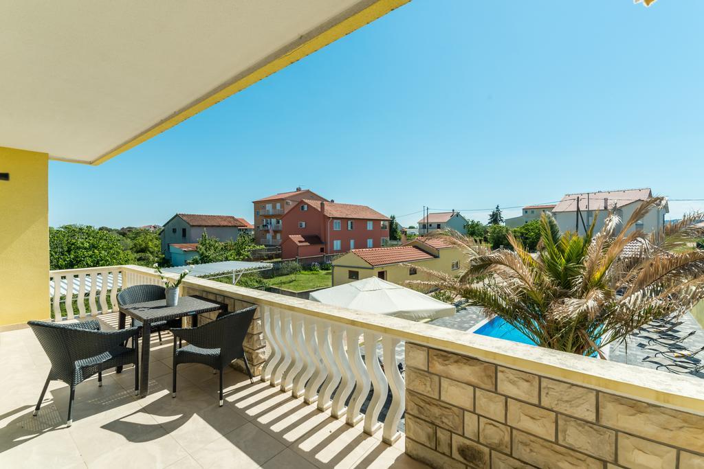 Crowonder Sun&Fun Holiday House With Large Swimming Pool, Playroom And Garden Bibinje Exterior photo