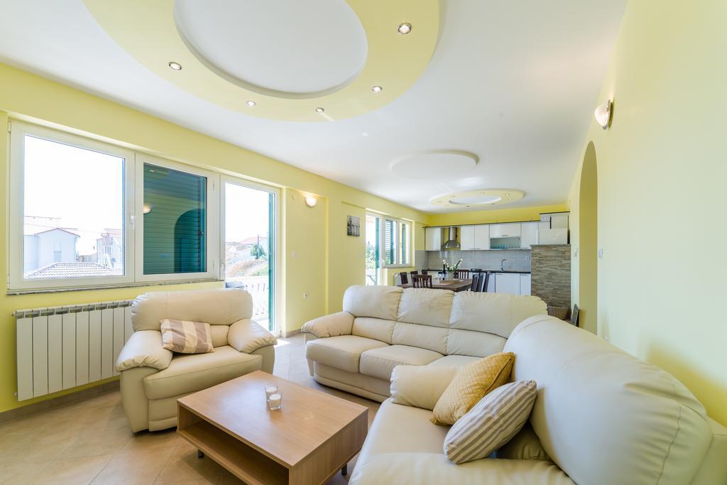 Crowonder Sun&Fun Holiday House With Large Swimming Pool, Playroom And Garden Bibinje Exterior photo