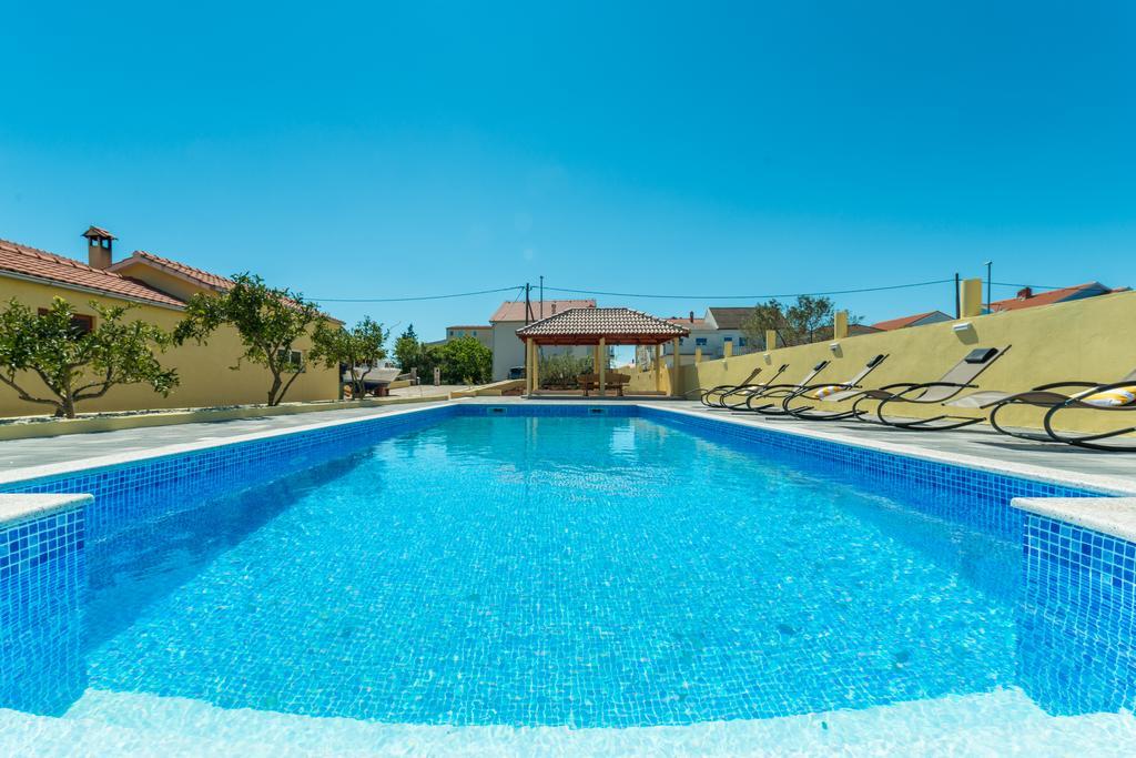 Crowonder Sun&Fun Holiday House With Large Swimming Pool, Playroom And Garden Bibinje Exterior photo
